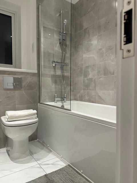 Lush Double Room Ensuite Vacation rental in Salford