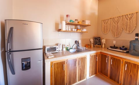 Coffee/tea facilities, Kitchen or kitchenette, dishwasher, stove, toaster