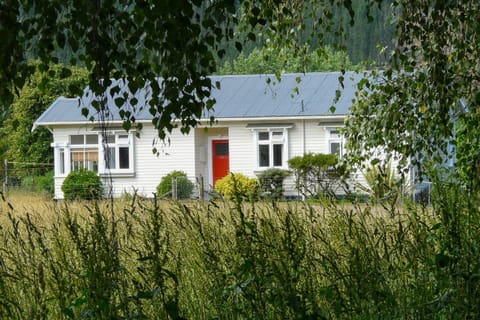 Property building, Facade/entrance, Garden, View (from property/room), Garden view, Mountain view