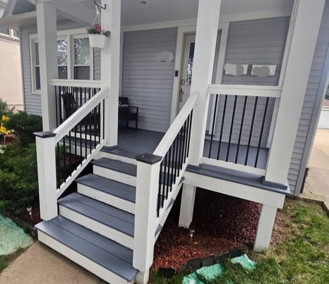 Burrell Bay - Upscale 2-Queen Bedroom Lower Unit Apartment in Milwaukee