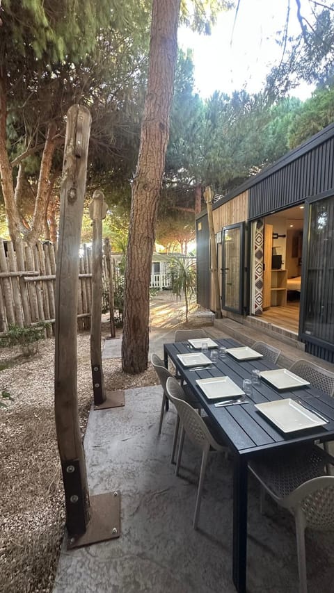 Patio, Dining area, Garden view