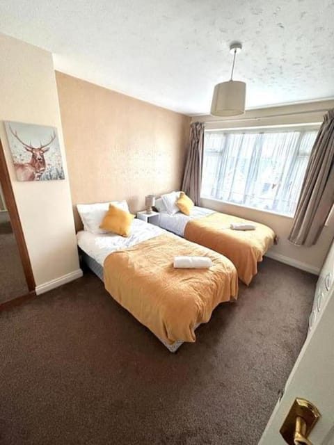 Spacious 4-bed House in Leicester House in Leicester