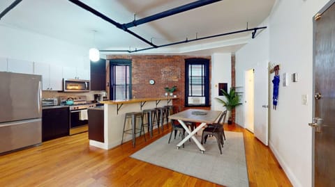 The Tea Party Suite Apartment in Back Bay