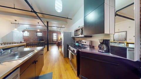 The Tea Party Suite Apartment in Back Bay