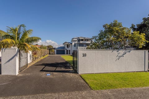 Hosts on the Coast Buffalo Beach Escape House in Whitianga