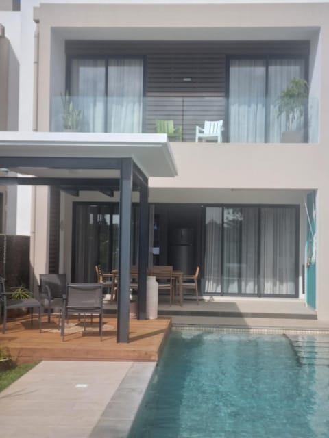 Property building, Patio, Balcony/Terrace, Pool view, Swimming pool, sunbed