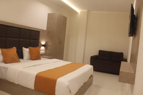 Bed, TV and multimedia, Bedroom