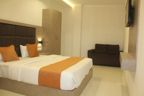 Shower, Bed, Bathroom, TV and multimedia, Photo of the whole room, Seating area, Bedroom