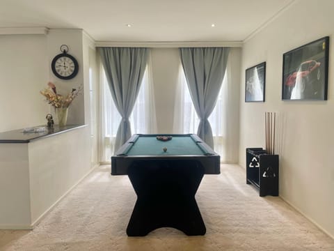 Billiard, Game Room