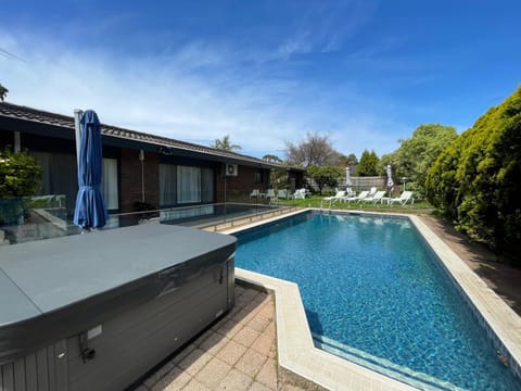 Property building, Day, Pool view, Swimming pool, sunbed