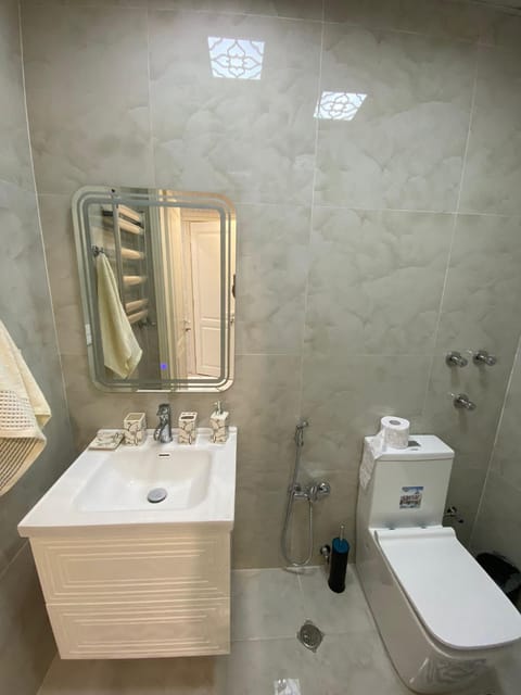 Shower, Toilet, Bathroom, bidet, towels