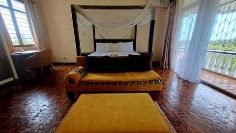 Bed, Seating area, Bedroom