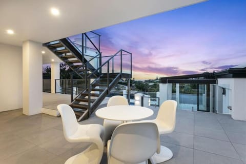 Luxury Mission Bay Oasis with Heated Pool Apartment in Auckland