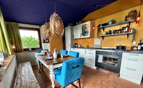 Dining area, kitchen