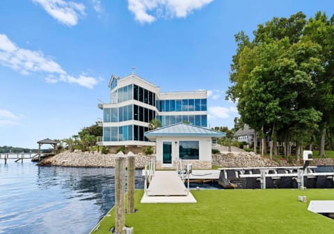 The Glass Mansion w/Optional Boat Rental House in Lake Norman