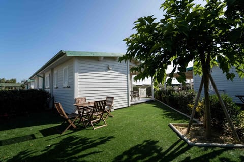 Property building, Patio, Day, Garden, Garden view