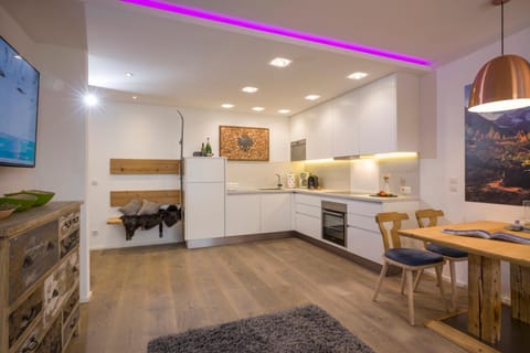 Coffee/tea facilities, Kitchen or kitchenette, Dining area, Meals, Drinks