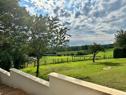 Maison neuve, cadre apaisant,jacuzzi et piscine House in Figeac