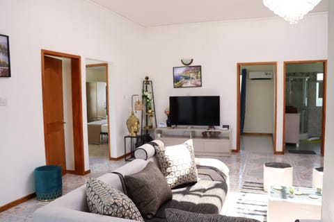 Communal lounge/ TV room, TV and multimedia, Living room, Seating area, Evening entertainment