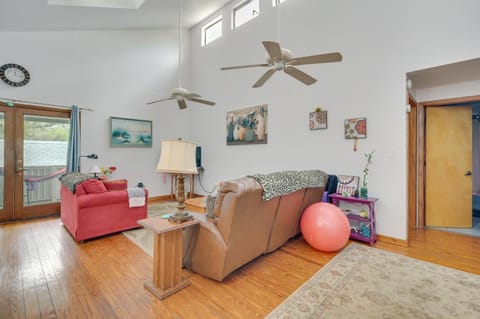 Cozy Tampa Retreat with Pool about 11 Mi to Downtown Maison in Lake Magdalene