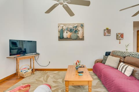 Cozy Tampa Retreat with Pool about 11 Mi to Downtown Maison in Lake Magdalene