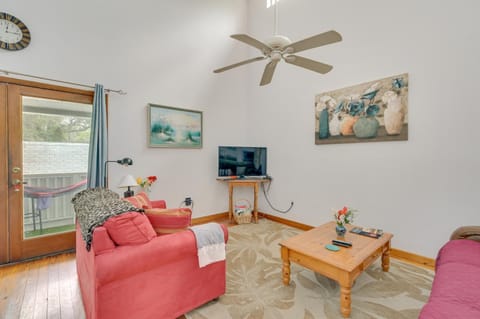 Cozy Tampa Retreat with Pool about 11 Mi to Downtown Maison in Lake Magdalene