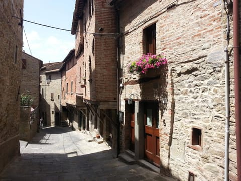 Nearby landmark, Facade/entrance, Neighbourhood