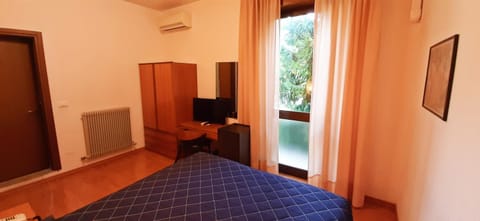 Bed, TV and multimedia, Bedroom