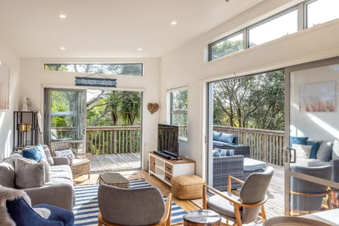 2 sisters at Palm Beach, Waiheke House in Auckland Region