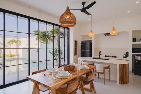 Kitchen or kitchenette, Dining area