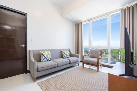 Furnished 2BR Top Floor Condo Minutes to Beach with Amazing Sea View, Netflix, WiFi and Pool Access Apartment in Lapu-Lapu City