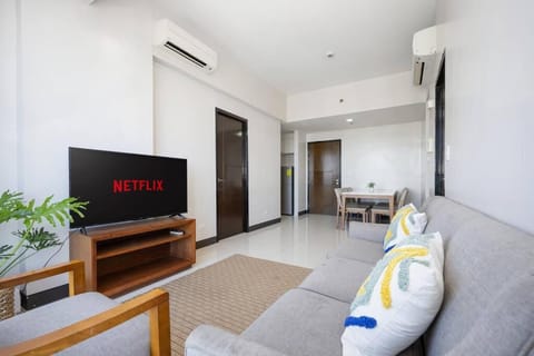 Furnished 2BR Top Floor Condo Minutes to Beach with Amazing Sea View, Netflix, WiFi and Pool Access Apartment in Lapu-Lapu City