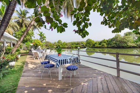 View (from property/room), Seating area, Lake view