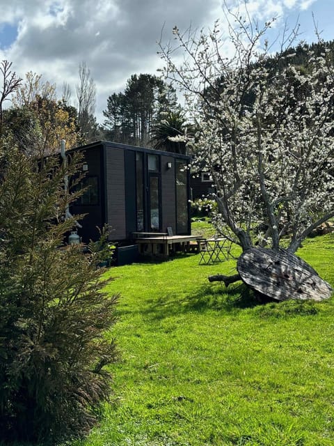 Golden Valley Retreat by Tiny Away House in Bay Of Plenty