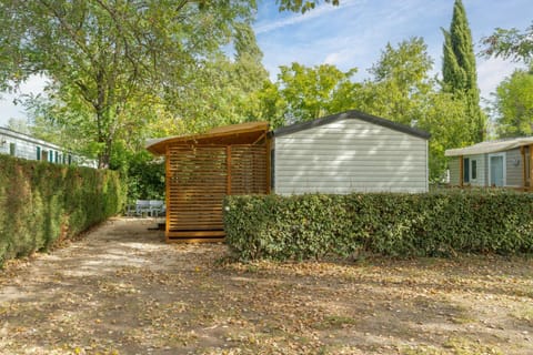 Mobil Home Tout Confort 6 Personnes House in La Roque-d'Anthéron