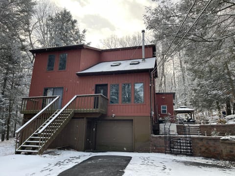 Luxury Pocono Retreat with hot tub, sauna, fire pit, and patio House in Middle Smithfield