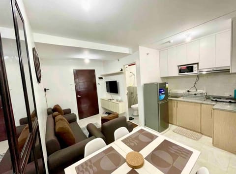 TV and multimedia, Kitchen or kitchenette, Living room, Seating area, Dining area, oven, stove