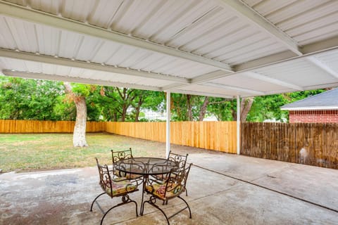 Grand Prairie Group Getaway Pets Welcome! House in Grand Prairie