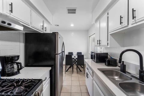 North Hollywood- Near Burbank Airport and Hollywood Apartment in North Hollywood