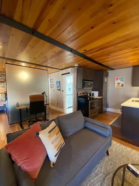 The Lofts #3 - Cozy downtown studio getaway Apartment in Kingston