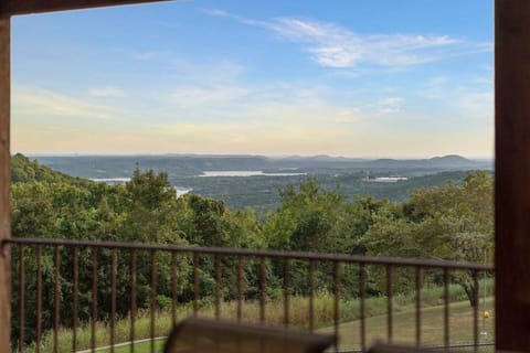 Rolling Hills Family Home House in Table Rock Lake