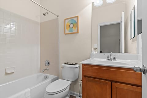 Convenience at a Great Value 4-BR DC Homestay House in District of Columbia