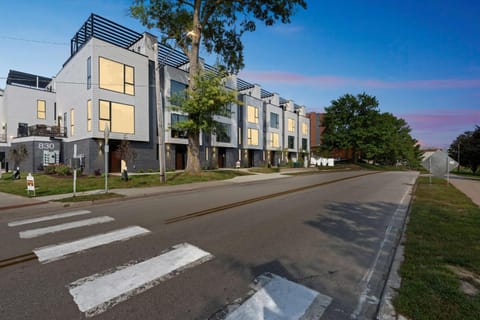 New Modern Townhome with Rooftop Patio townhouse Casa in Iowa City