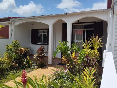 Property building, Facade/entrance, Garden, Garden view