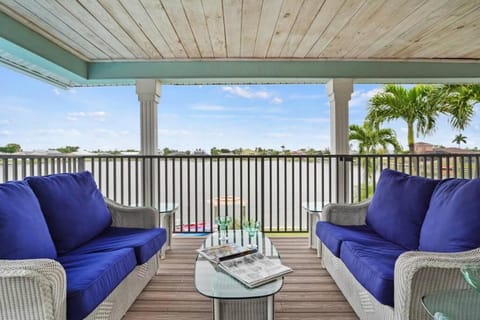 Infinity & Beyond Lake Front Villa in Cape Coral