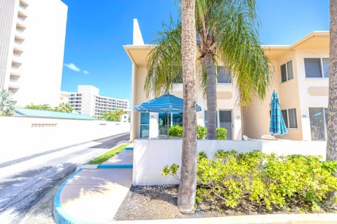 New Listing! 400ft to private beach path, private patio, shared pool, glimpse of ocean from bedroom! Apartment in Siesta Beach