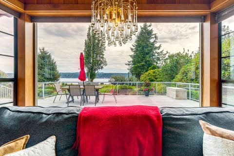 Waterfront Kingston Getaway Beach Access On-Site! House in Hood Canal