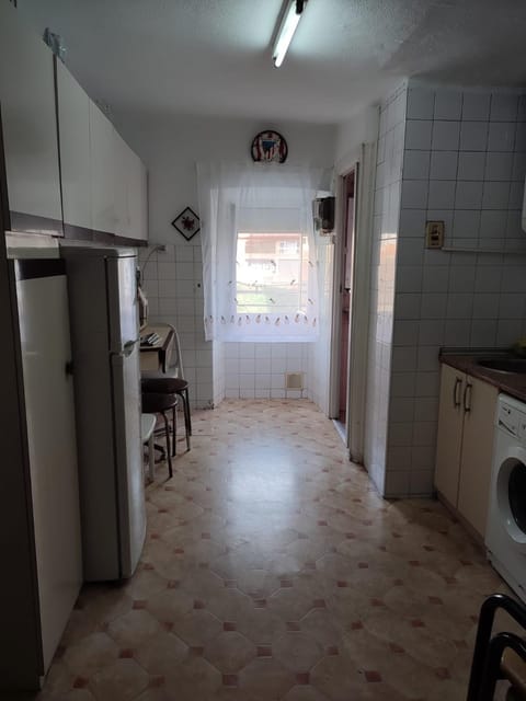 Kitchen or kitchenette, Dining area, washing machine