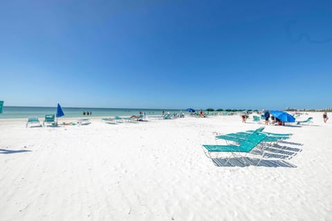 Bayview Unit, Balcony, Private Beach, Heated Pools, Pickle, Hot-tub, Gym, Beach to Bay! Apartment in Siesta Beach