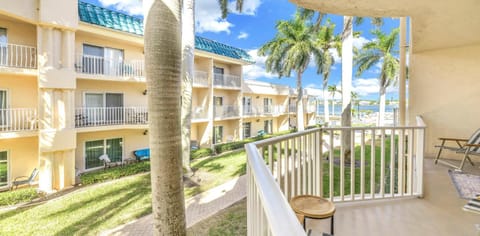 Bayview Unit, Balcony, Private Beach, Heated Pools, Pickle, Hot-tub, Gym, Beach to Bay! Apartment in Siesta Beach